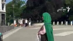 اعتراض یک بانوی جوان افغان در مقابل وزارت خارجه ناروی 