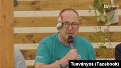 Poslanik Fidesa Žolt Nemet sa papirnim "zavojem" preko uha na festivalu Tusvanjos u istočnoj Transilvaniji, 24. jul 2024.