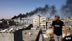Požar u zgradi izazvan izraelskim bombardiranjem u Rafahu na jugu Pojasa Gaze, 10. maja 2024.