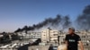 Sűrű fekete füst száll fel egy épületből az izraeli bombázások után a Gázai övezet déli részén fekvő Rafahban 2024. május 10-én