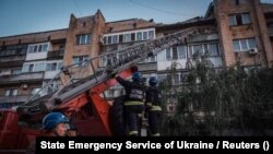 Vatrogasci na mjestu pogođene stambene zgrade u Pokrovskom, 7. august