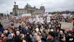 Тисячі людей у Берліні виходять на акції проти ультраправої партії «Альтернатива для Німеччини» (AfD), яка зокрема виступає і проти підтримки України. Німеччина, 3 лютого 2024 року 