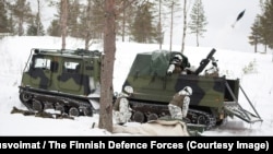 A finn gyártmányú „malacka” lánctalpas jármű utánfutójába szerelt nehéz aknavető lehetővé teszi, hogy a lövészcsapat egy perc alatt egy tucat aknagránátot lőjön ki, majd a vadonba meneküljön, mielőtt az ellenség ütegének radarjai bemérhetnék a helyzetét