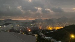 Пожар в близост до търговски център в едно от предградията на столицата на Нова Каледония, 15 май 2024 г.