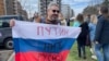 Петро Нікітін, один із засновників неурядового антивоєнного Російського демократичного товариства, розгорнув російський прапор із написом «Путін — не Росія»