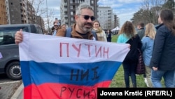 Петро Нікітін, один із засновників неурядового антивоєнного Російського демократичного товариства, розгорнув російський прапор із написом «Путін — не Росія»