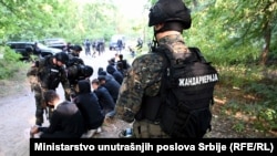 Trupele speciale ale poliției sârbe au reținut sute de refugiați și migranți în zona de frontieră dintre Serbia și Ungaria, 12 septembrie 2023