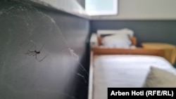 Rrjeta e merimangës në një dhomë në Repartin e Pediatrisë në Mitrovicën e Jugut, shtator 2023.