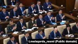 Министры и депутаты аплодируют президенту Токаеву во время его послания. Астана, 1 сентября 2023 года