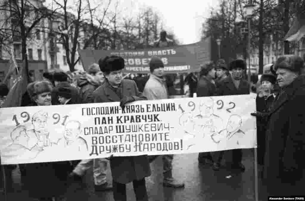 Left-wing activists with a sign featuring the leaders of Ukraine, Russia, and Belarus calling for restoring &ldquo;the friendship of peoples&rdquo; in January 1993. Belarusians had voted overwhelmingly to remain within some form of multinational union in a 1991 referendum held on the future of the U.S.S.R.