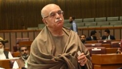 محمود خان اڅکزی د پاکستان قامي اسمبلۍ کې غونډې ته وينا کوي ـ انځور له ارشيفه