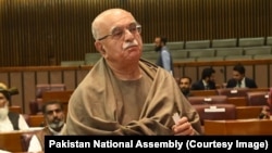 محمود خان اڅکزی د پاکستان قامي اسمبلۍ کې غونډې ته وينا کوي ـ انځور له ارشيفه