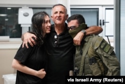 نوعا آرگامانی ۲۶ ساله بازگشته به آغوش پدرش، در کنار یک سرباز اسرائیلی