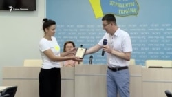 Супруга Владислава Есипенко получила диплом о признании ее мужа лауреатом Национальной премии за защиту свободы слова