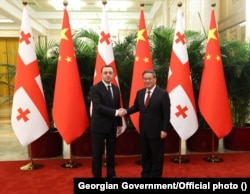 Prim-ministrul georgian Irakli Garibașvili (stânga) se întâlnește cu omologul său chinez, Li Qiaing, la Beijing, în iulie 2023.