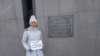 Акция памяти Навального у памятника жертвам политрепрессий, Владивосток