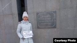 Акция памяти Навального у памятника жертвам политрепрессий, Владивосток