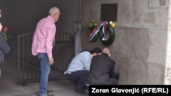 Predstavnici novinskih udruženja polažu vence na mestu ubistva Slavka Ćuruvije, 11. april 2024.