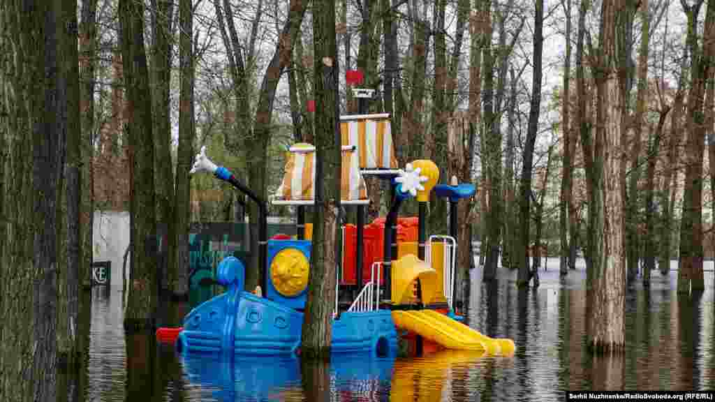 Затоплений дитячий майданчик у Києві