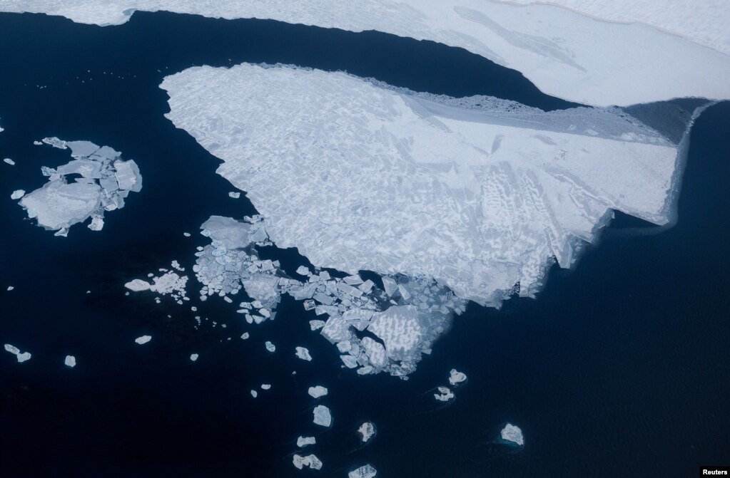 Akulli në Oqeanin Arktik shihet pranë Ny-Aalesund, në Svalbard, Norvegji, prill 2023. Ekipi po shponte 125 metra në akullnajën Dovrebreen, duke shpresuar të mblidhte bërthama akulli për të studiuar gjurmët klimatike - pjesë e një përpjekjeje nga Fondacioni jofitimprurës &quot;Ice Memory&quot; për të mbledhur dhe ruajtur bërthamat e akullit nga shkrirja e akullnajave anembanë botës &ndash; dhe u trondit kur turjela&nbsp; në vetëm 25 metra thellësi, u përplas papritur në një pellg masiv uji.