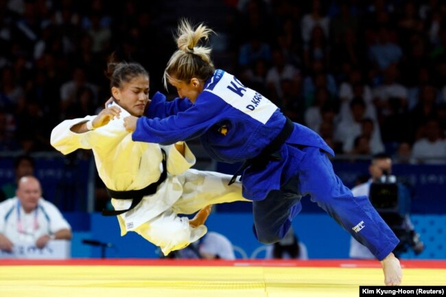 Xhudistja Distria Krasniqi (në të kaltër) duke luftuar me xhudisten uzbeke Diyora Keldiyorova, më 28 korrik në Paris. Distria e ka siguruar në këtë Olimpiadë medaljen e argjendtë, ndërsa në Tokio më 2021 të artën.