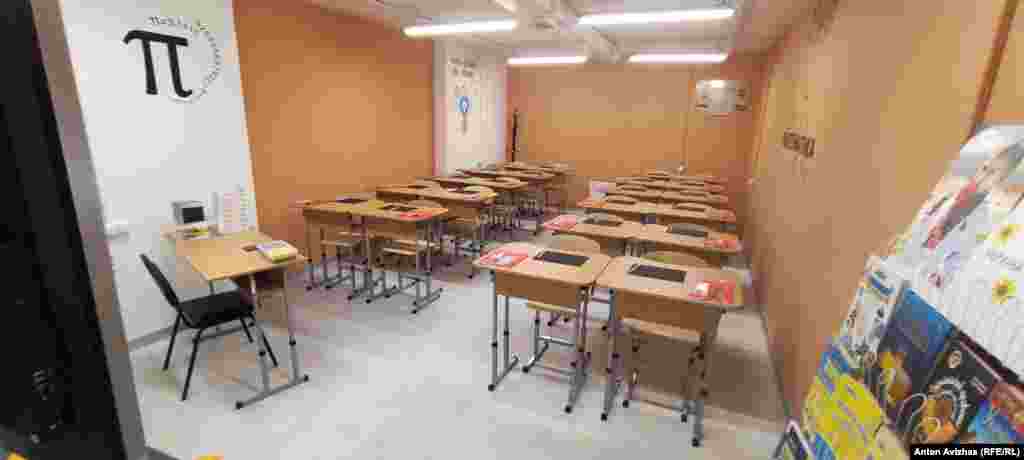 A training classroom set aside for high school graduates. &nbsp;
