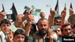شماری از مهاجران افغان که کارت اقامت پاکستان را دارند. 