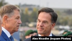 Klaus Iohannis (stânga) anunță că vrea o funcție internațională pentru care SUA au anunțat deja că îl susțin pe olandezul Mark Rutte (dreapta).