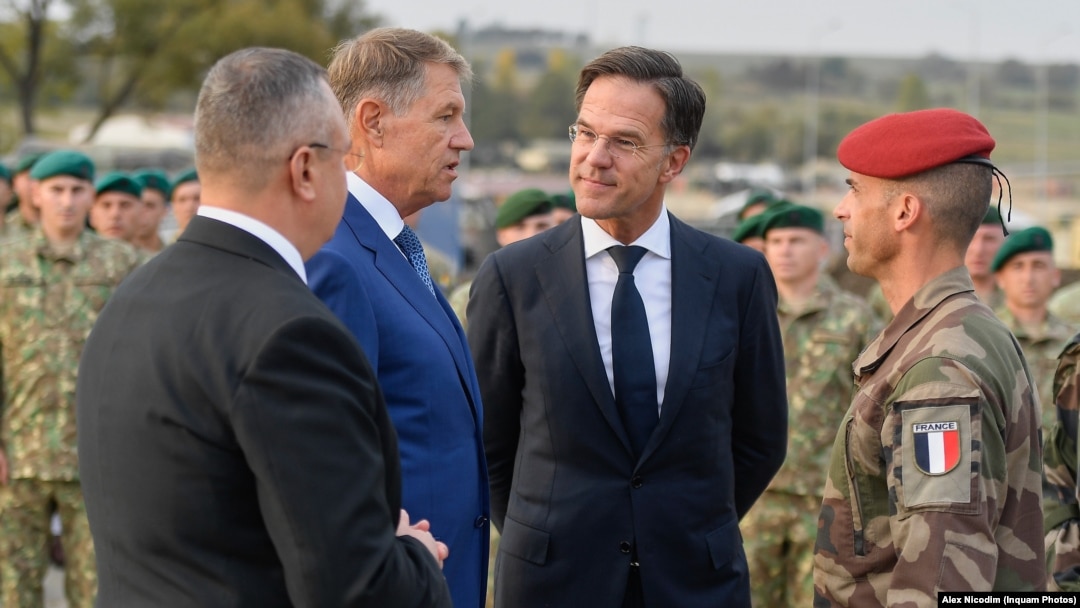 Mark Rutte, viitorul șef al NATO, într-o vizită efectuată în România. Alături de el, președintele Klaus Iohannis, actualul șef al Senatului, Nicolae Ciucă - fost premier, și un reprezentant al forțelor armate franceze. 