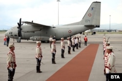 Посрещането на военния самолет с ковчега на цар Феврдинанд на летище София