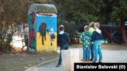  Станислав Беловски, There’s Always the Sun, 2022, спрей и стенсил, снимка: Станислав Беловски 