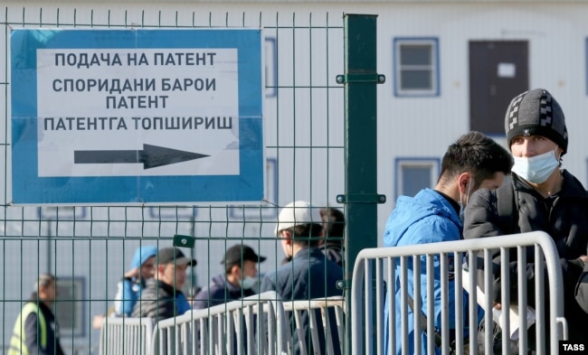 Të huaj jashtë një qendre migracioni në Moskë, shtator 2021.