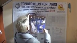Анастасия Кузнецова снимает у себя в подъезде фотографии погибших в Украине военнослужащих