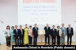 Grupna fotografija objavljena nakon inauguracije Konfučijevog instituta u UMF Jaši. Na slici, ambasador Han Chunlin (u sredini lijevo) stoji pored Viorela Skripkarua, rektora univerziteta, kao i drugog nastavnog osoblja.