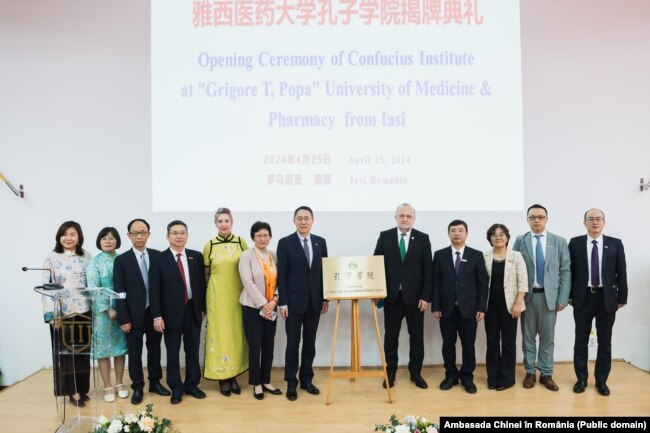 Një foto në grup e publikuar pas inaugurimit të Institutit Konfuci në Universitetin e Mjekësisë dhe Farmacisë Iasi. Në foto, ambasadori Han Chunlin (në mes majtas) qëndron pranë Viorel Scripcarut, rektor i universitetit, si dhe stafi mësimdhënës.