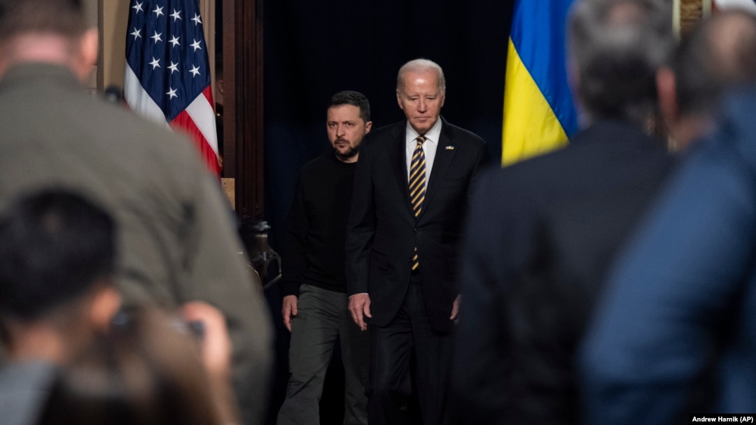 Președintele ucrainean Volodimir Zelenski, alături de cel american, Joe Biden, înaintea unei conferințe de presă comune ce a avut loc la Washington pe 12 decembrie. 