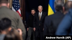 Președintele ucrainean Volodimir Zelenski, alături de cel american, Joe Biden, înaintea unei conferințe de presă comune ce a avut loc la Washington pe 12 decembrie. 