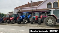 Traktori u Rači parkirani u nizu pokraj puta tokom protesta