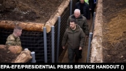 Președintele ucrainean, Volodimir Zelenski, inspectează liniile de apărare construite în regiunea Sumî, în timpul unei vizite din 27 martie 2024.