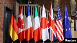 G7 անդամ երկրների դրոշները. Գերմանիա, Կանադա, Ֆրանսիա, Իտալիա, Ճապոնիա, Մեծ Բրիտանիա, ԱՄՆ և ԵՄ