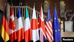 „დიდი შვიდეულის“ (G7) წევრი ქვეყნების (კანადა, საფრანგეთი, გერმანია, იტალია, იაპონია, დიდი ბრიტანეთი და აშშ) და ევროკავშირის დროშები 