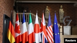 Флаги стран-участниц G7: Германии, Канады, Франции, Италии, Японии, Великобритании, США и ЕС