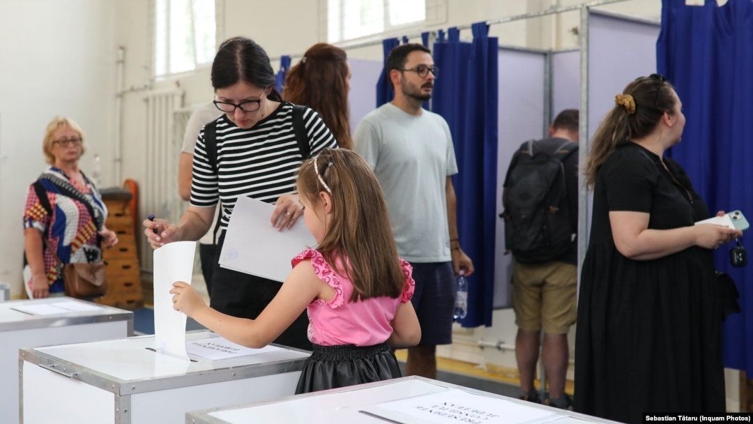 Alegătorii români au fost singurii care au sancționat, în ultimii 35 de ani, prin vot, candidații la alegerile prezidențiale. E prima dată când CCR decide că un politician cu opinii nedemocratice nu poate participa la scrutin.