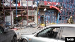 Автомобиль у здания, поврежденного в результате обстрела Белгорода. Россия, 15 февраля 2024 года
