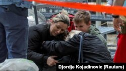 Többezres tömeg gyászolt Belgrádban az iskolai mészárlás után