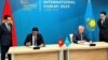 Кыргызстандын экономика жана коммерция министри Данияр Амангелдиев менен Казакстандын соода жана интеграция министри Серик Жумангари.