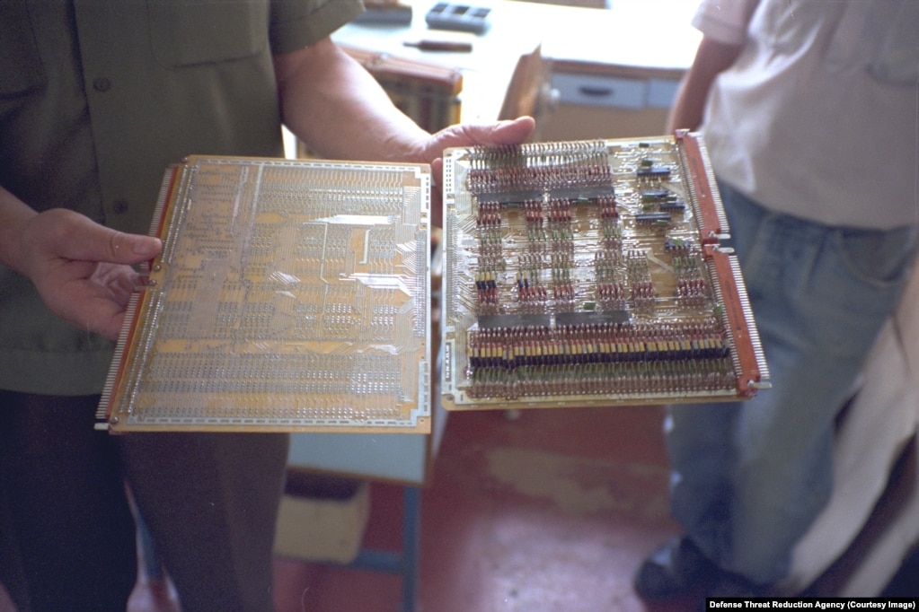 Një komponentë elektronike e fotografuar gjatë një inspektimi në një vend të prodhimit të armëve të shkatërrimit në masë.