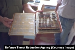 Ploča sovjetske proizvodnje fotografisana tokom inspekcije lokacije za proizvodnju oružja za masovno uništenje.