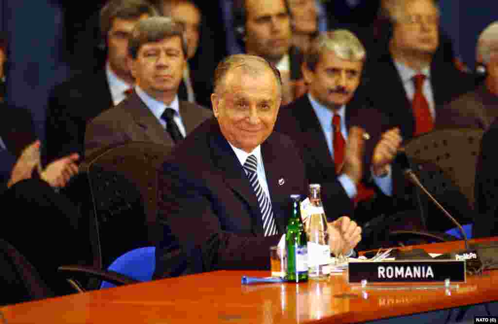 22 noiembrie 2002, Praga. Președintele României, Ion Iliescu, la summitul la care România a fost invitată să adere la Alianță. A fost primul Summit NATO organizat într-o țară fostă comunistă. Tot atunci, NATO a adoptat măsuri de sporire a puterii militare, inclusiv de creare a unei &bdquo;Forțe de reacție NATO&rdquo;.