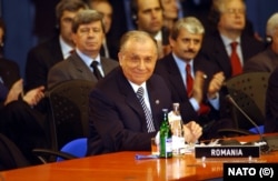 Ion Iliescu, președintele României între 2000 și 2004, la Summitul NATO de la Praga, din 2002.